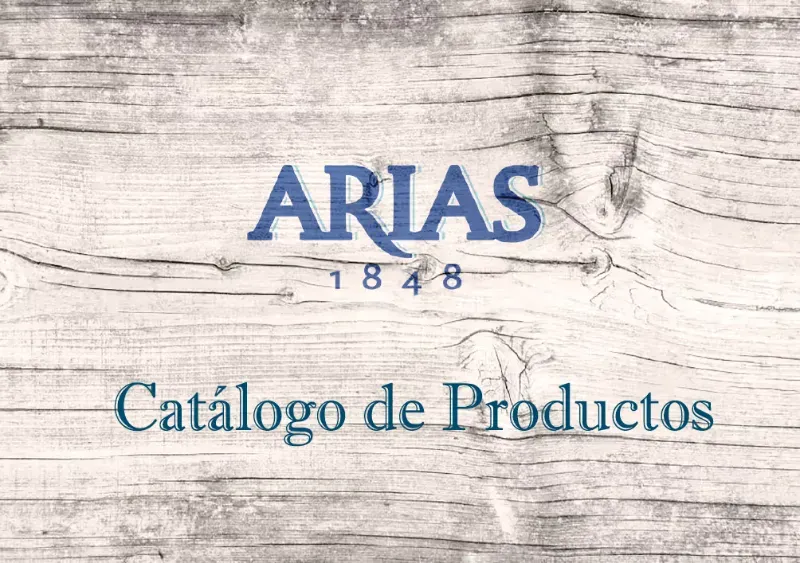Portada del catálogo de productos Arias 1848, con texto azul oscuro sobre un fondo horizontal de vetas de madera en tono claro.