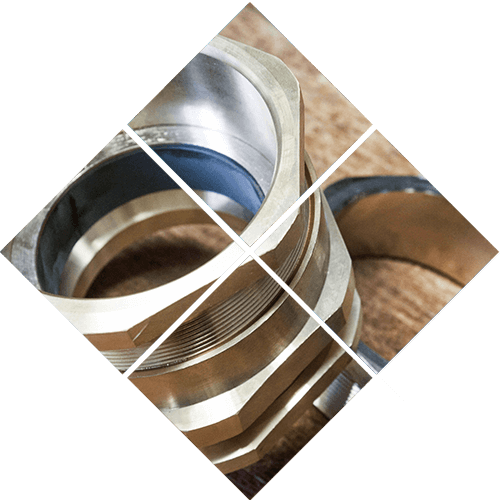 Gros plan sur des tuyaux métalliques brillants ornés d'anneaux bleu foncé, disposés en un collage géométrique diagonal sur une surface en bois.