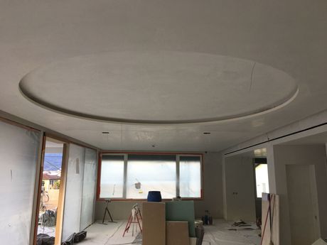 Una scala è posizionata in una stanza con un arco