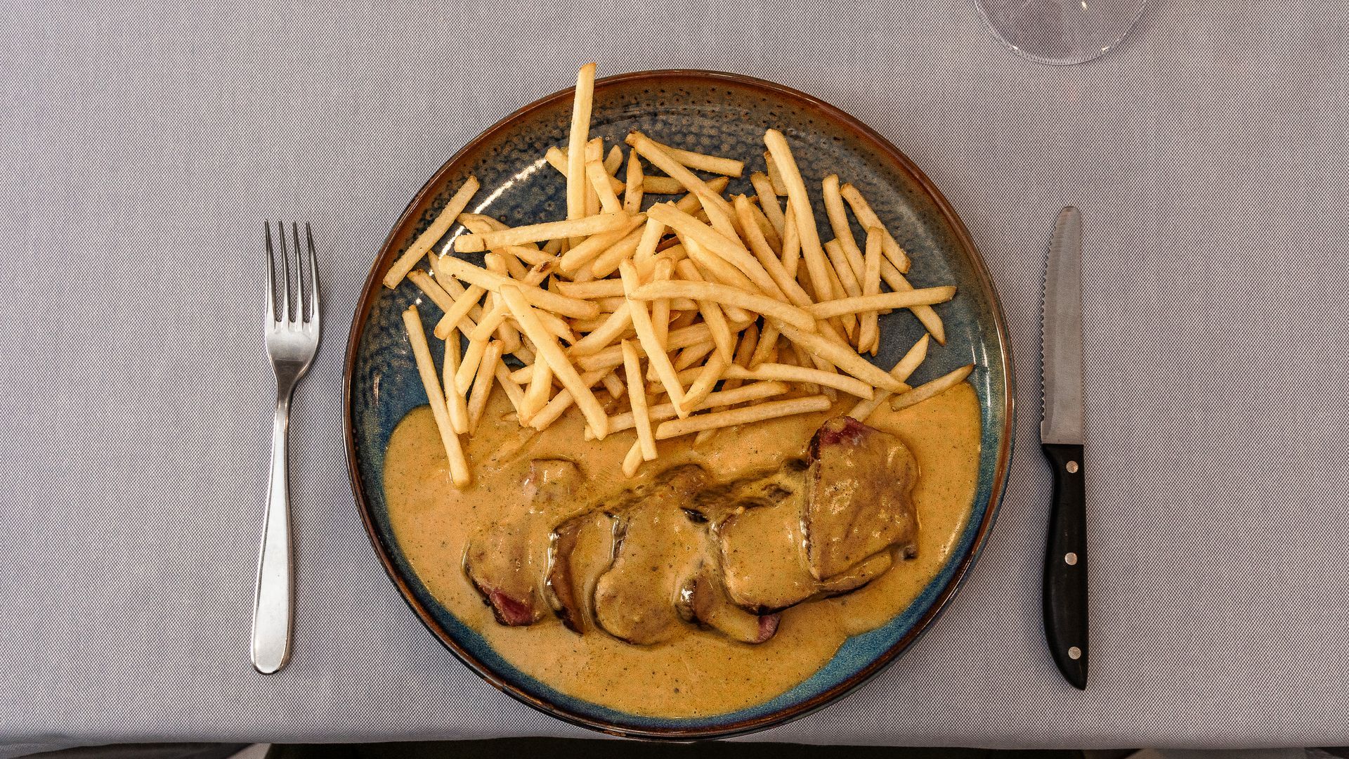 carne, patatine fritte e insalata - Osteria Teatro Unione L'Entrecote