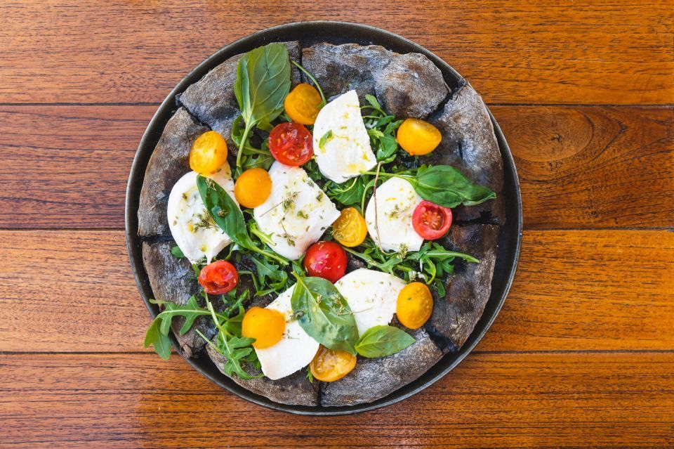 pizza al tegamino con basilico, mozzarella e pomodorini - Osteria Teatro Unione L'Entrecote