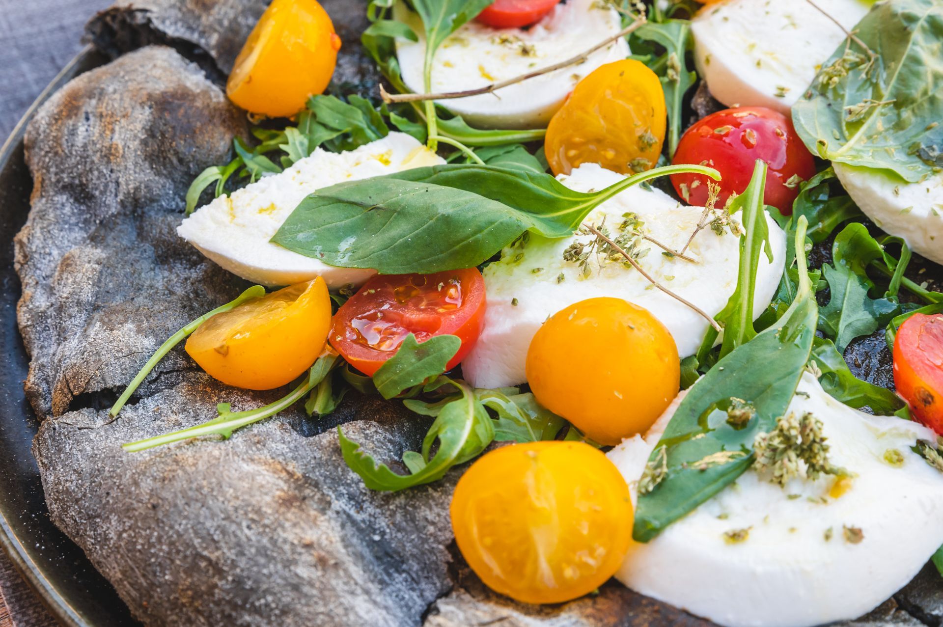 pizza al carbone vegetale con mozzarella e pomodorini - Osteria Teatro Unione L'Entrecote