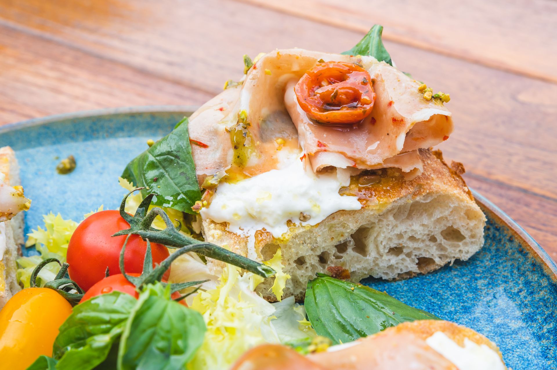 Pizza fritta con mortadella, stracciata e pomodorini - Osteria Teatro Unione L'Entrecote