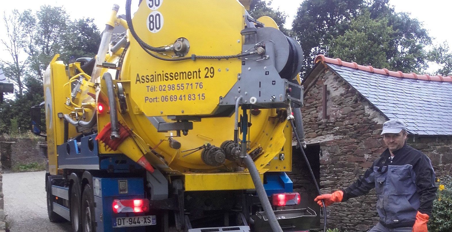 Un camion pendant un curage de canalisation dans une rue.