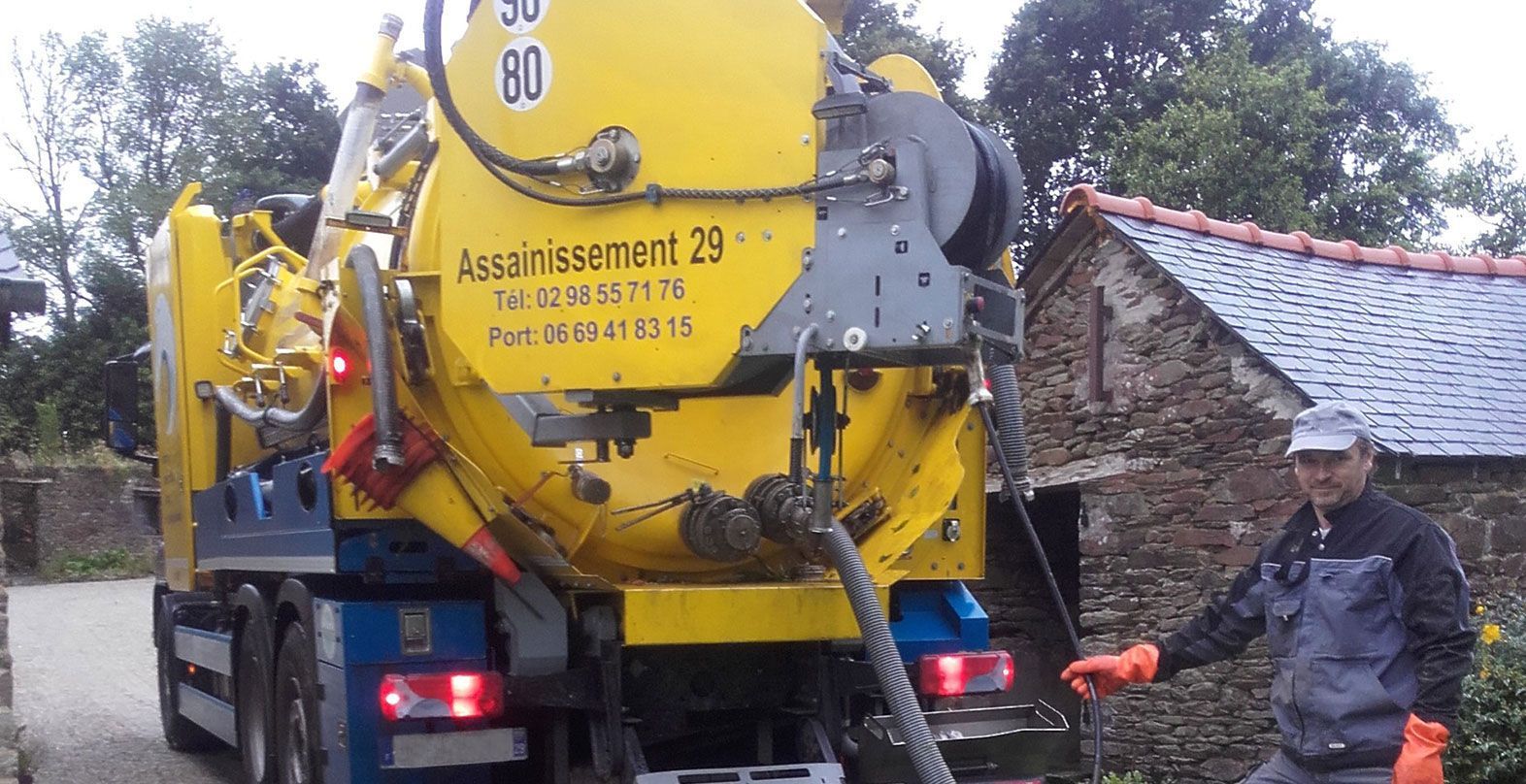 Un camion pendant un curage de canalisation dans une rue.