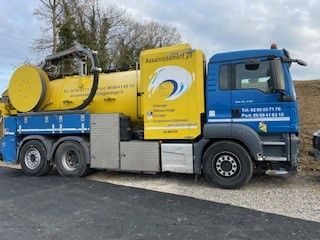 Un camion d'assainissement aux couleurs de la société.