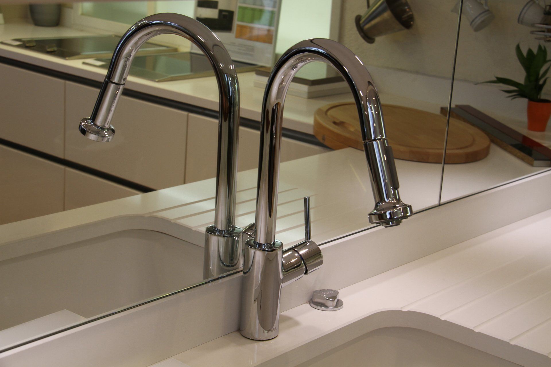 Un robinet de lavabo dans une cuisine.