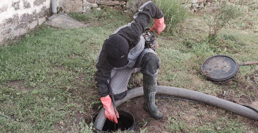 Un spécialiste lors d'une intervention de pompage de canalisation.