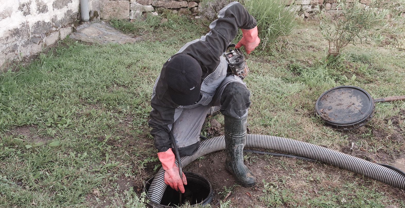 Un spécialiste lors d'une intervention de pompage de canalisation.