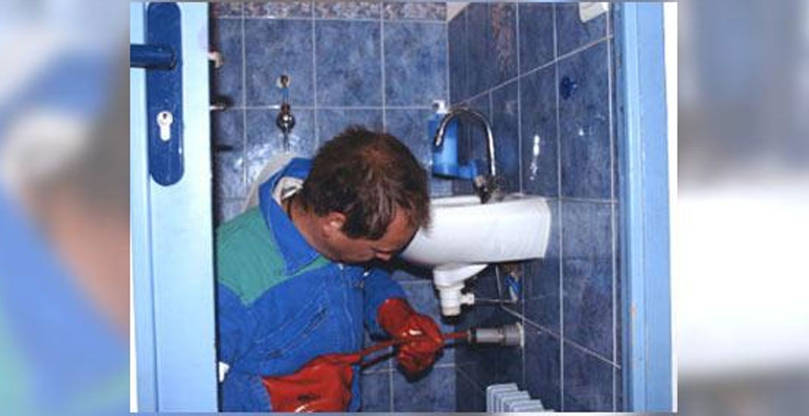 Intervention d'un spécialiste sur une évacuation de lavabo.
