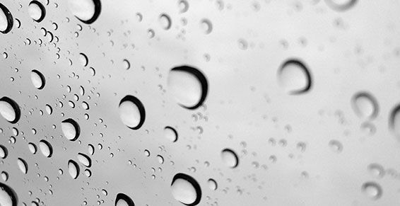 Des gouttes d'eau sur une surface lisse.
