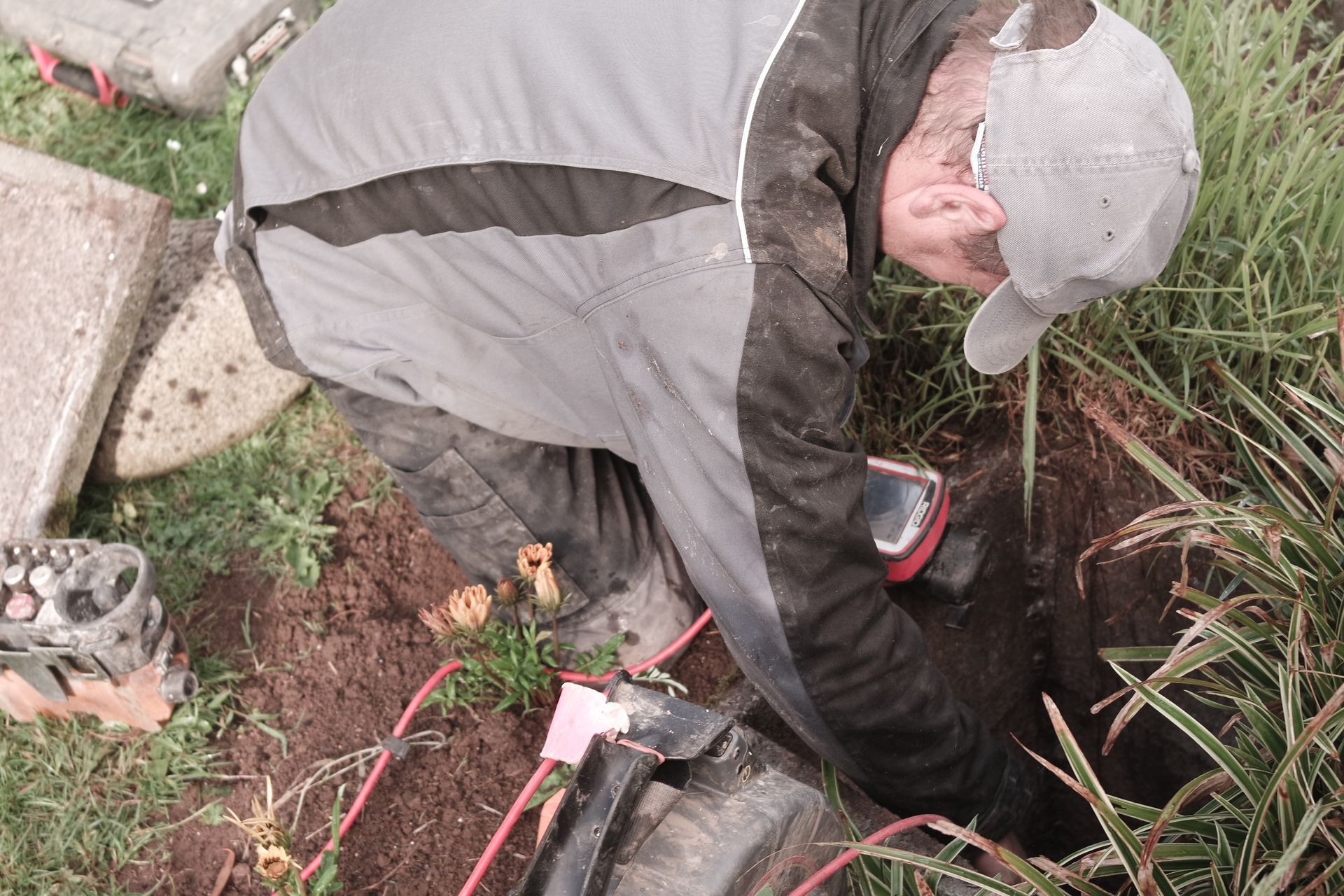 Un spécialiste inspectant une canalisation à l'aide d'une caméra.