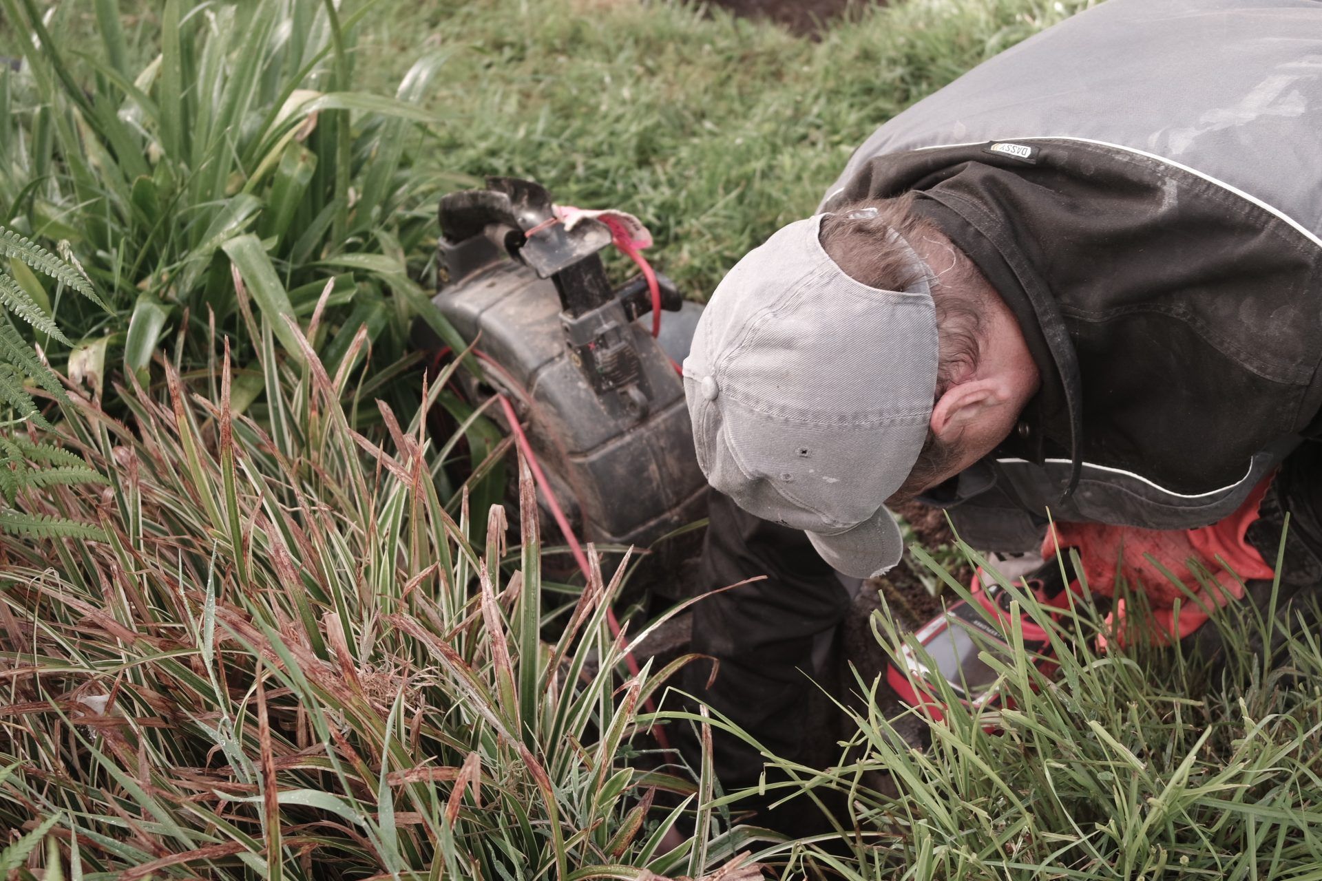 Un spécialiste inspectant une canalisation.
