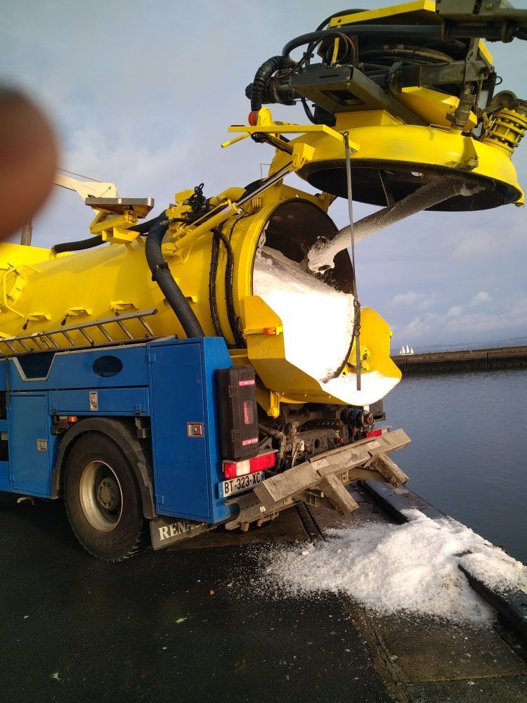 Pompage de glace dans un silo.