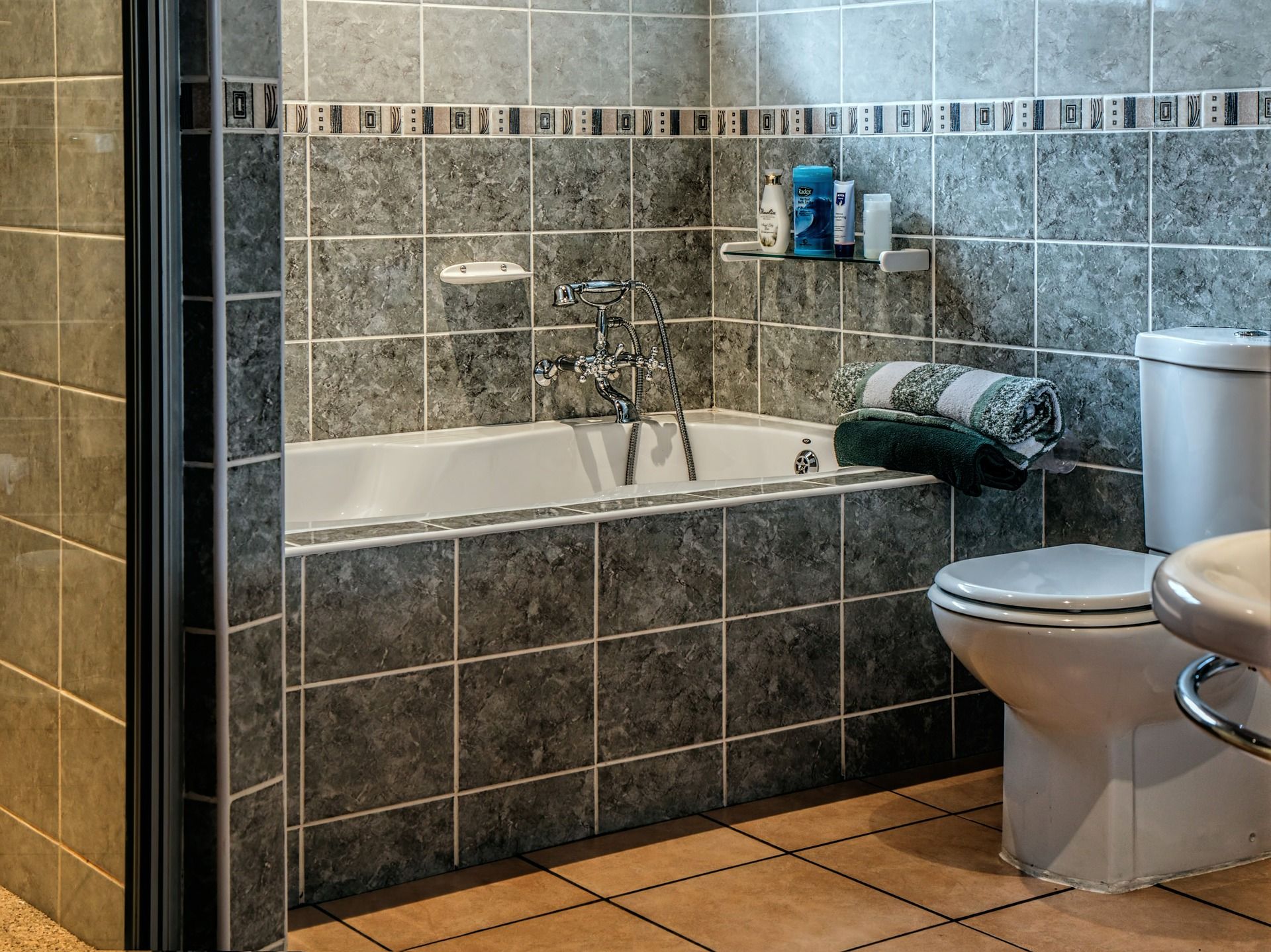 Une salle de bain avec WC.