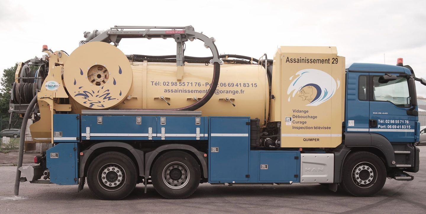 Le camion d'assainissement estampillé aux couleurs de l'entreprise Assainissement 29.