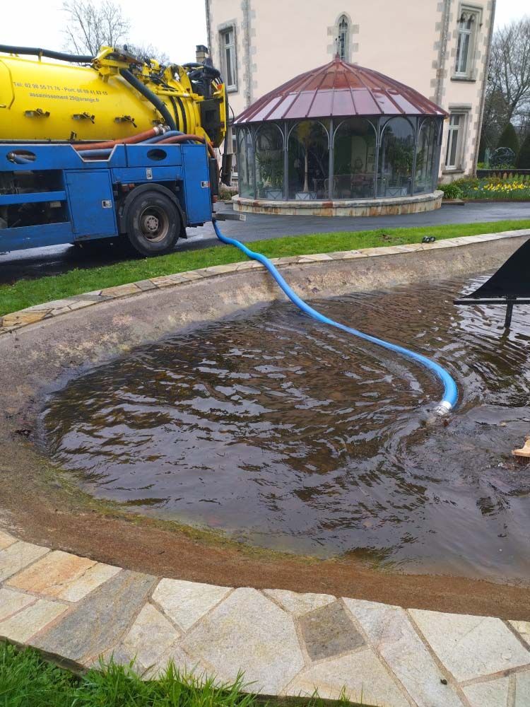 Nettoyage d'un bassin à poisson dans une zone urbaine.