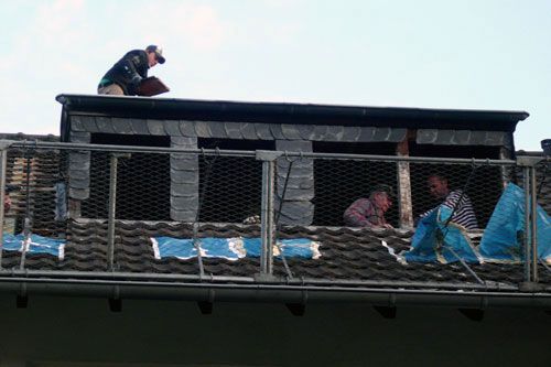 Ein Mann arbeitet auf dem Dach eines Gebäudes