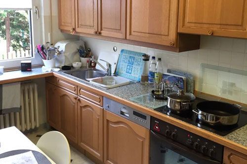 Eine Küche mit Holzschränken und einem Herd