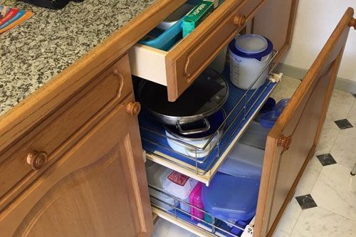 Eine Küchenschublade mit Töpfen und Pfannen darin