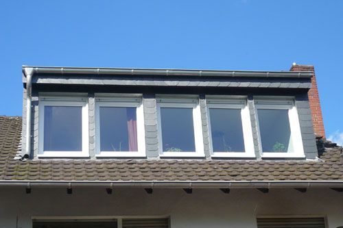 Ein Haus mit vielen Fenstern auf dem Dach