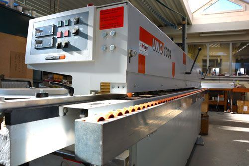 Eine Maschine, auf der das Wort „Uno“ steht