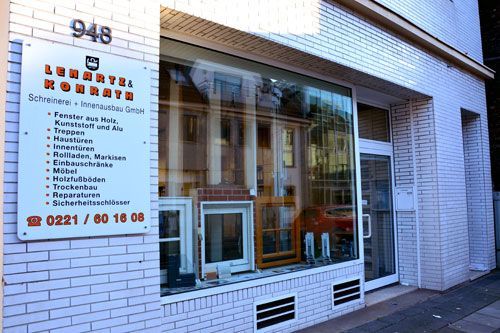 Ein weißes Backsteingebäude mit der Nummer 948 darauf