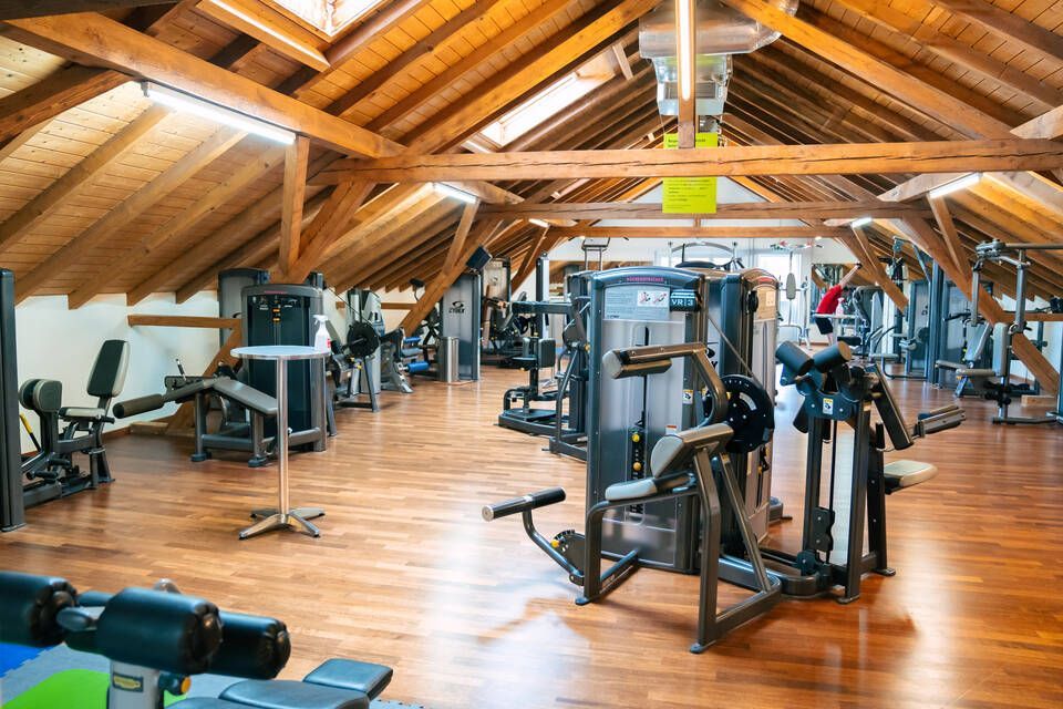 Sportgeräte im Fitnessstudio von Miroslav Curik