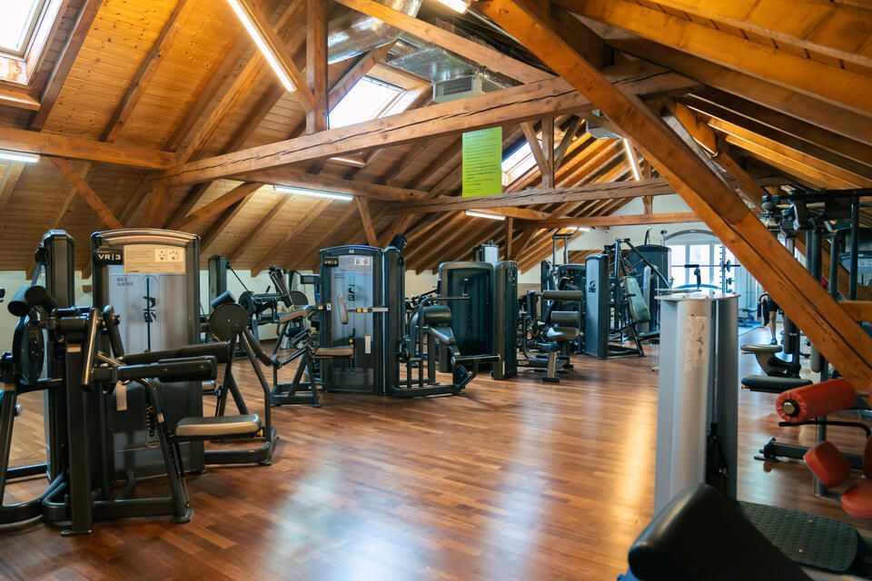 Sportgeräte im Fitnessstudio von Miroslav Curik