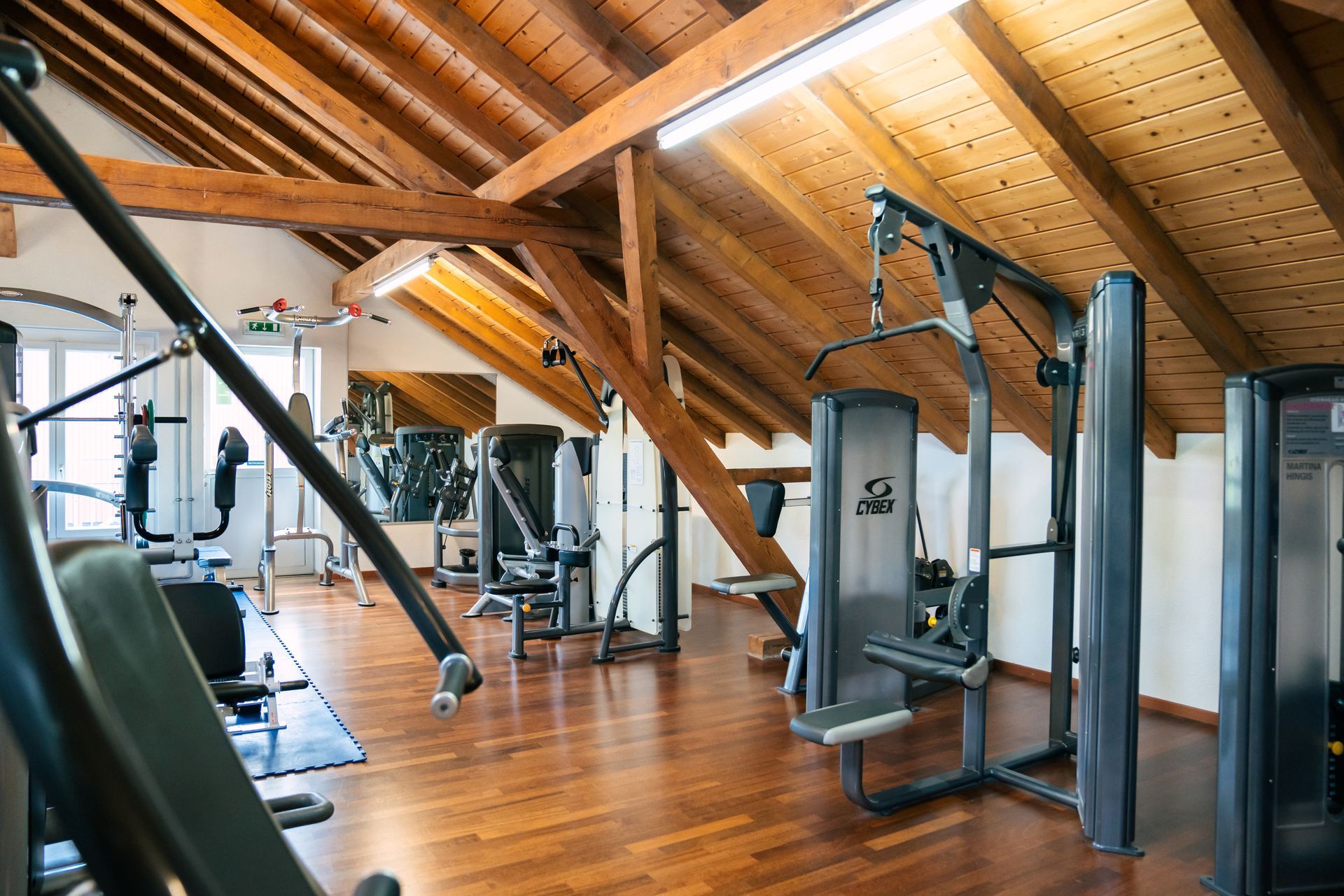 Sportgeräte im Fitnessstudio von Miroslav Curik