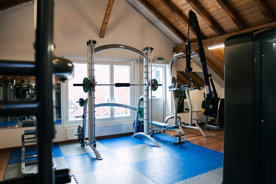 Sportgeräte im Fitnessstudio von Miroslav Curik