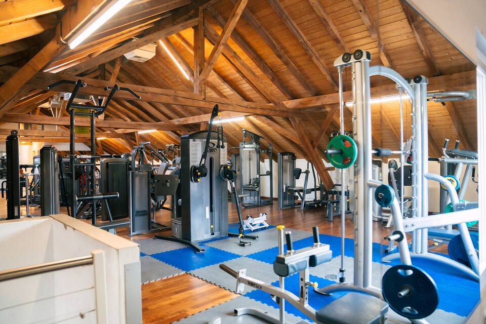 Sportgeräte im Fitnessstudio von Miroslav Curik