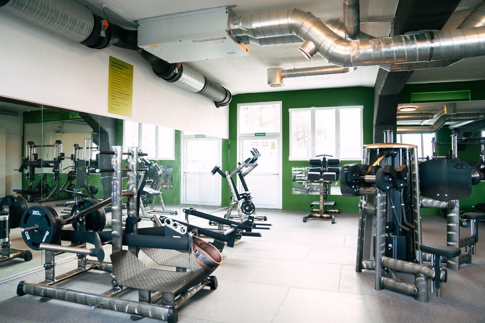 Sportgeräte im Fitnessstudio von Miroslav Curik