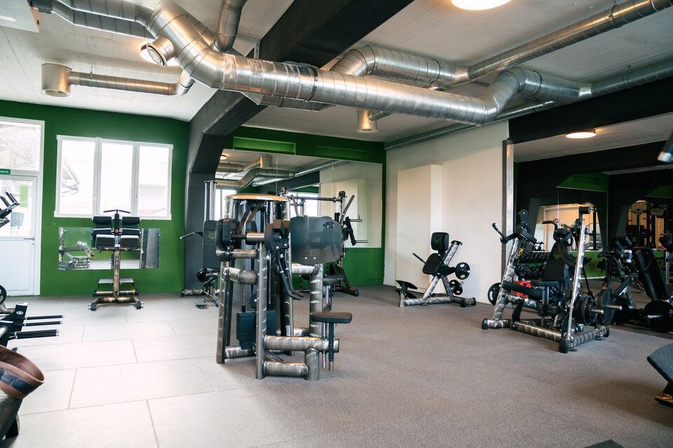 Sportgeräte im Fitnessstudio von Miroslav Curik