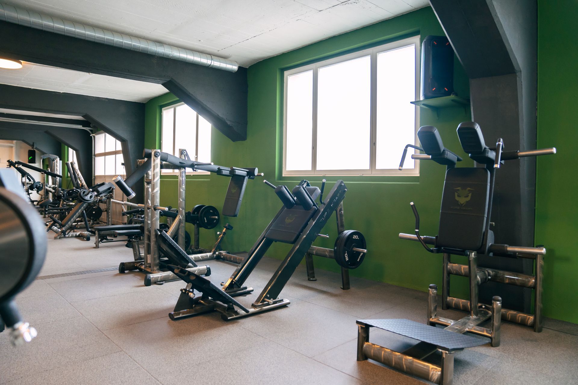 Sportgeräte im Fitnessstudio von Miroslav Curik