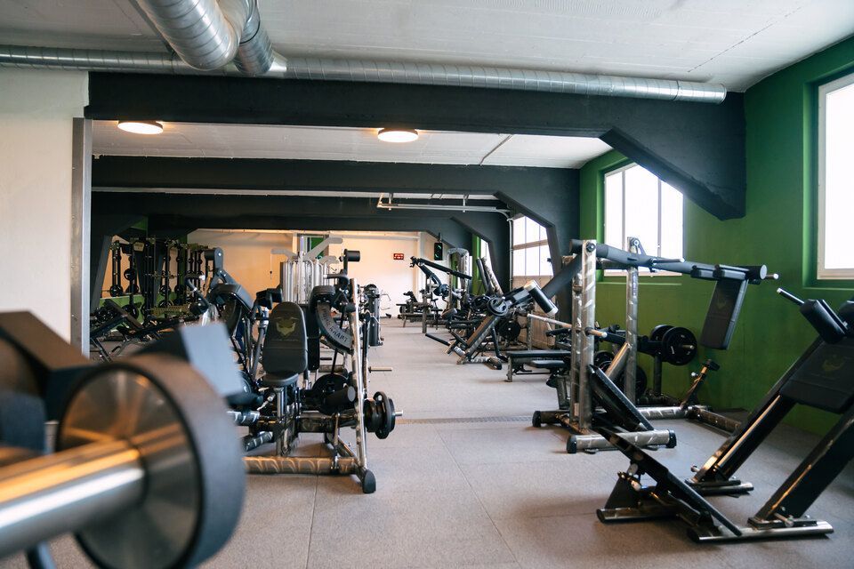 Sportgeräte im Fitnessstudio von Miroslav Curik