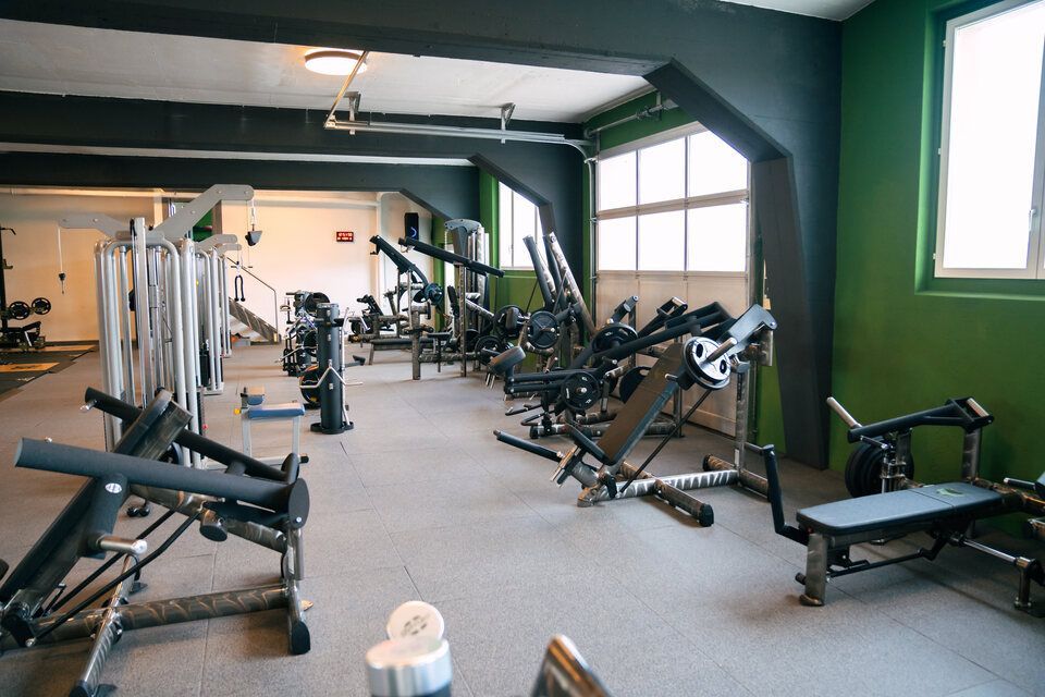 Sportgeräte im Fitnessstudio von Miroslav Curik