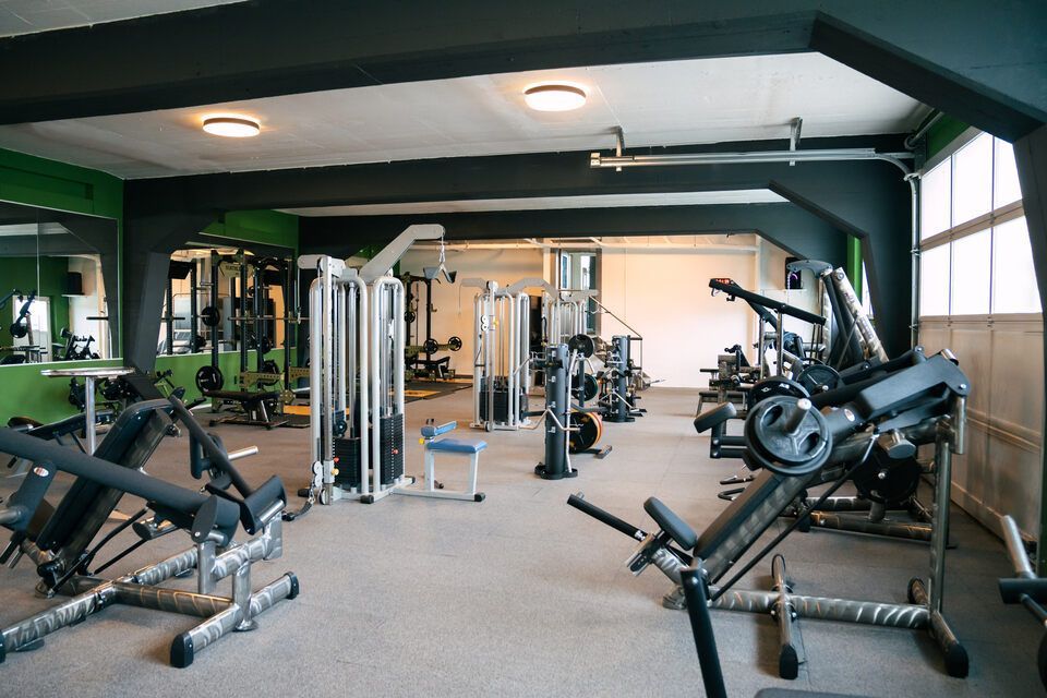 Sportgeräte im Fitnessstudio von Miroslav Curik