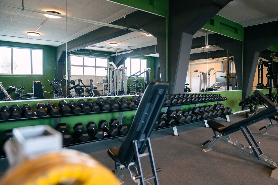 Sportgeräte im Fitnessstudio von Miroslav Curik