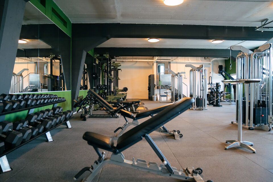 Sportgeräte im Fitnessstudio von Miroslav Curik