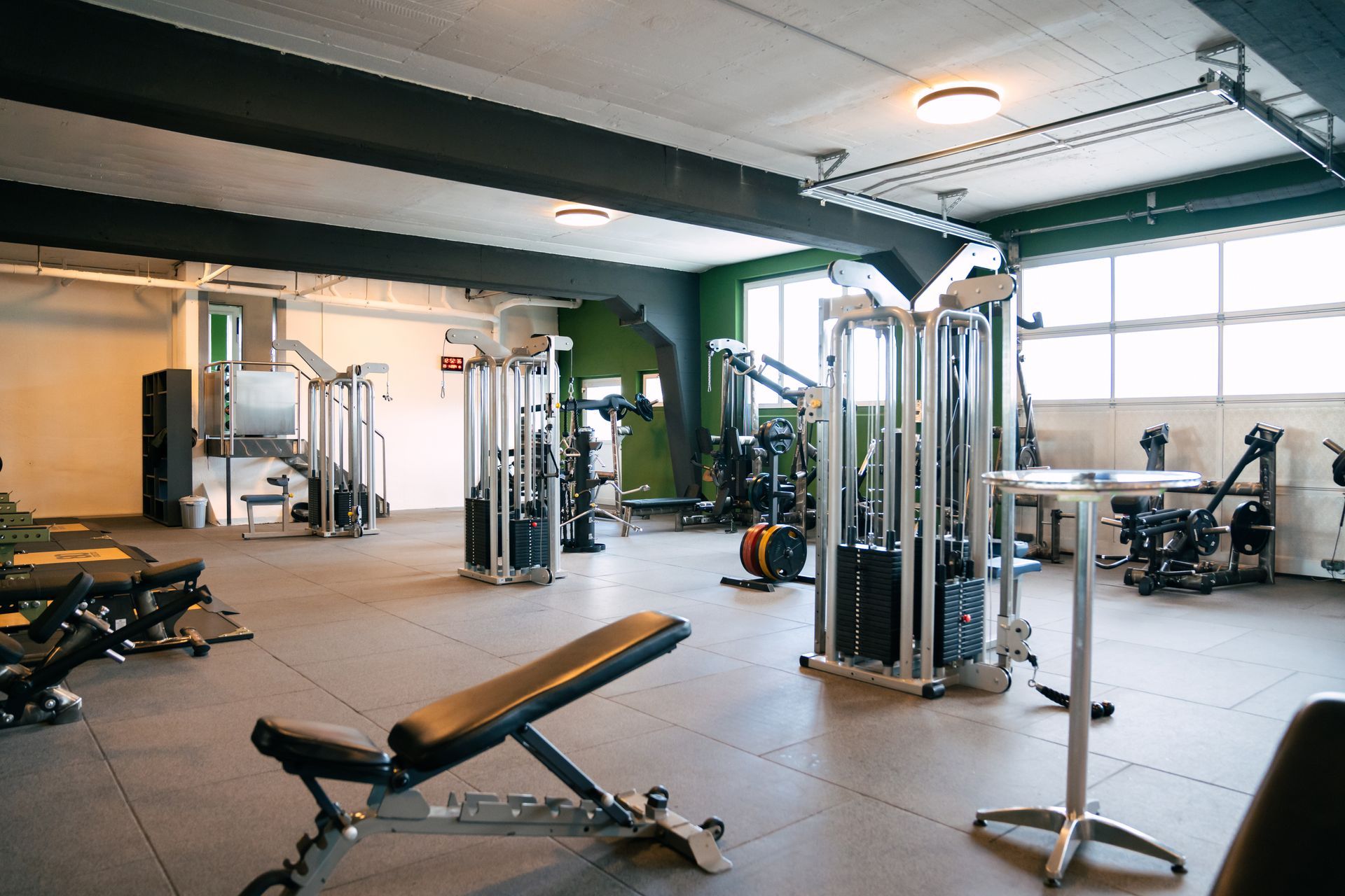 Sportgeräte im Fitnessstudio von Miroslav Curik