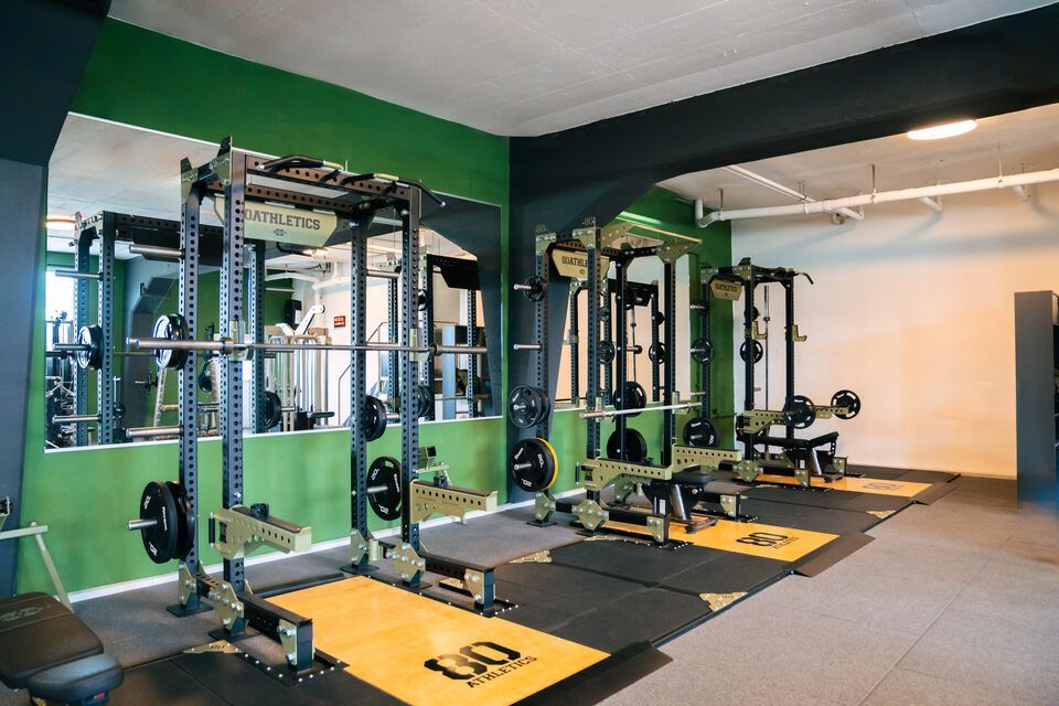 Sportgeräte im Fitnessstudio von Miroslav Curik