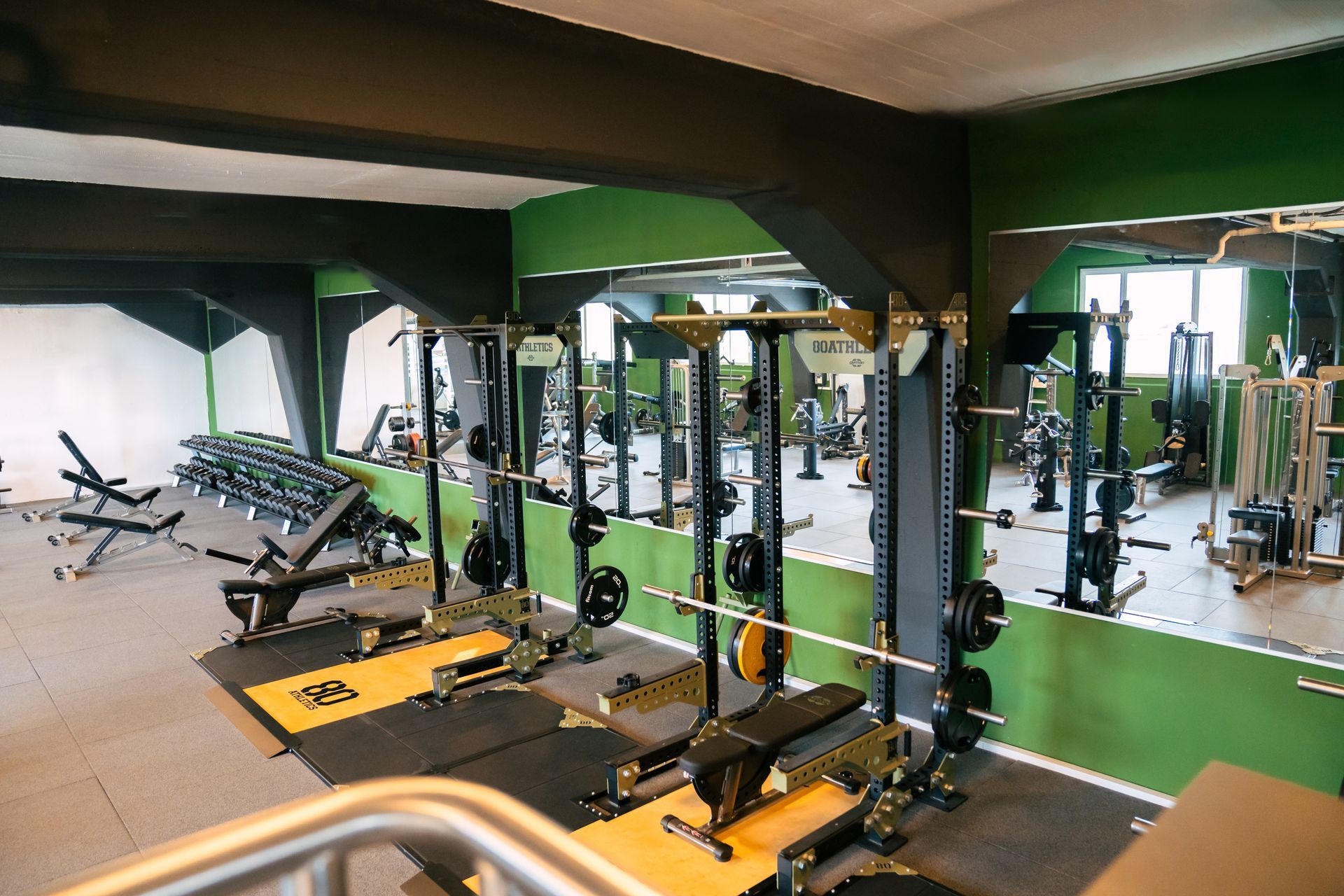 Sportgeräte im Fitnessstudio von Miroslav Curik