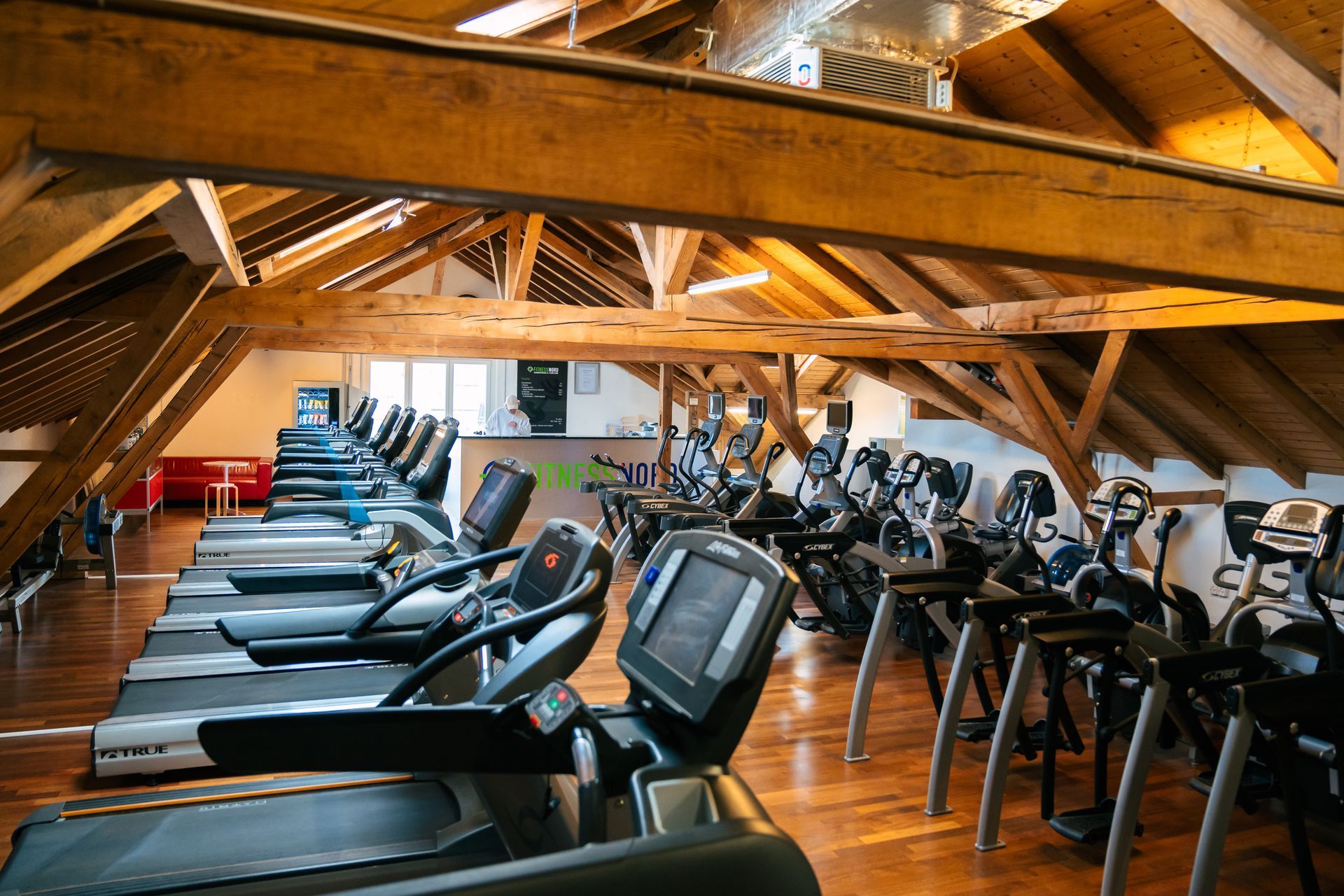 Sportgeräte im Fitnessstudio von Miroslav Curik