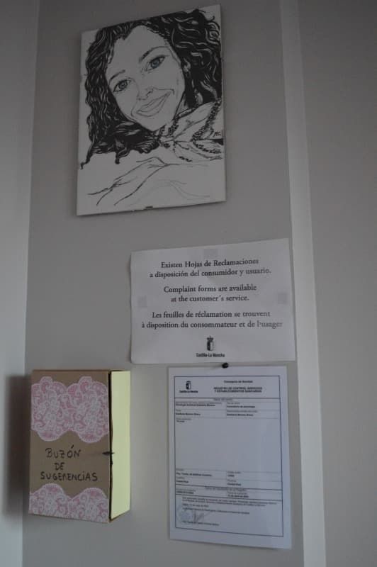 Un dibujo de una mujer está colgado en una pared.