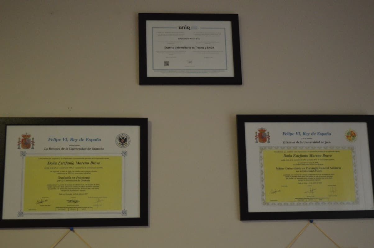 Tres certificados enmarcados están colgados en una pared.