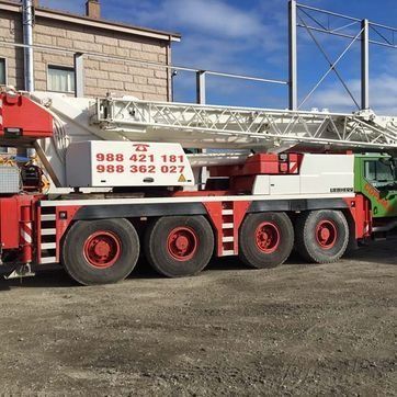 Una gran grúa roja y blanca con los números 888 421 181 y 888 362 027.