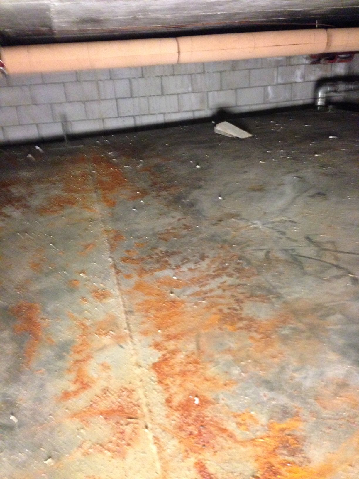 Gebäudetank aussen vor Revision - Simon Wehrli Tankrevisionen GmbH in Bever