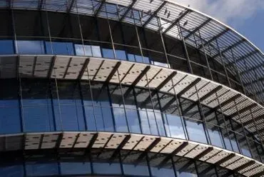 Ein großes Gebäude mit davor geparkten Autos.