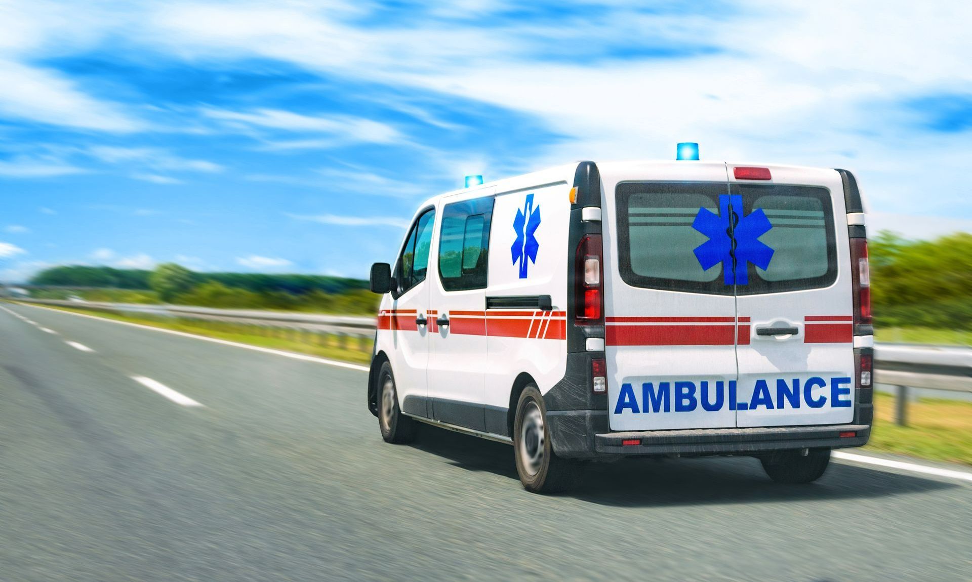 Ambulance vue de derrière en train de rouler sur une voie rapide
